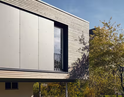 seitlicher Blick auf Holzfassade mit kleinem Fenster