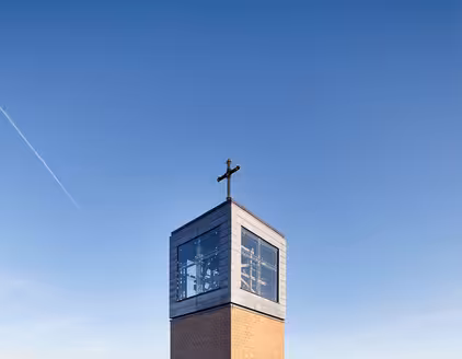 Sicht von unten Glaswürfel mit viel Himmel