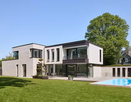 Haus links mit Garten und Pool rechts