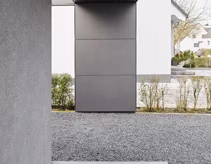 überdachter Parkplatz sicht vom Eingang aus