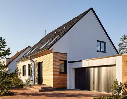 Haus mit Holzfassade am Eingang mit Garage