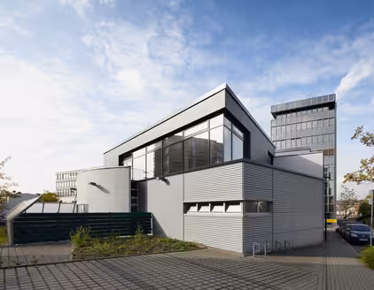 grauer kleiner Gebäudekomplex am Tag