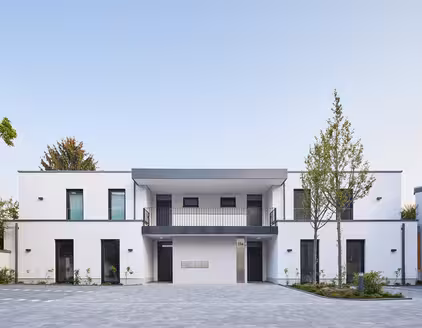 Sicht aus dem Innenhof frontal auf das Haus 