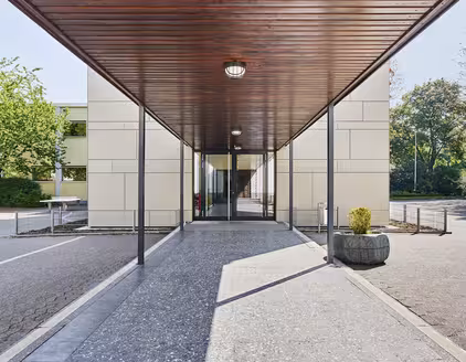 Überdachter Weg mit Lampen zum Nebengebäude