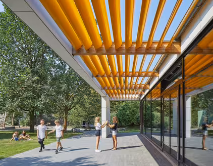 mit Gelben Lamellen überdachter Ausenbereich