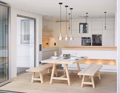 Küche mit Essbereich vor der Küchentheke