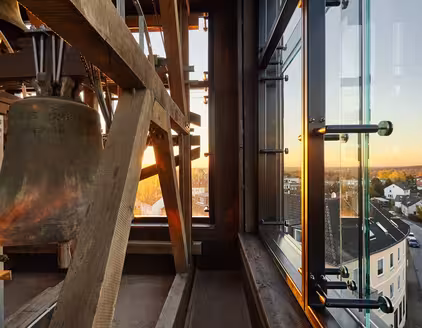 Sicht aus dem Glockenstuhl, Glocke links, Aussicht rechts