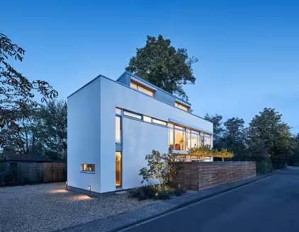 komplettes Gebäude von außen am Abend