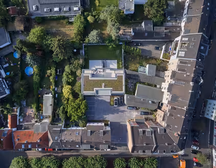 Vogelperspektive: Blick auf gesamten Wohnblock