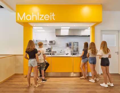 Essensausgaben mit gelber Verkleidung