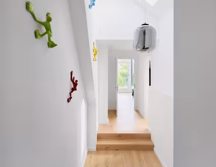 heller Flur mit bunten Figuren an der Wand