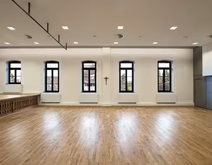 Pfarrsaal seitliche Sicht auf Fenster