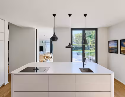 Blick auch Kücheninsel, Wohnbereich, Garten