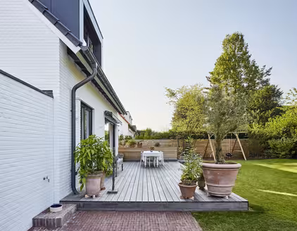 Seitlicher Blick auf Terrasse und Garten