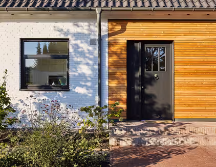 Eingang mit Holzfassade