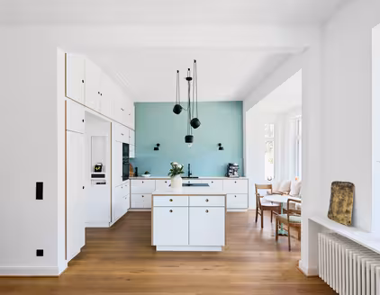 Große Küche mit Kochfeld in der Mitte des Raumes