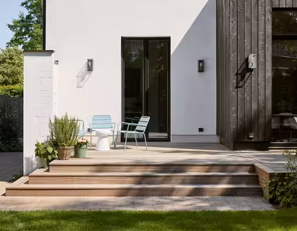 Eine Holzterrasse mit Stufen