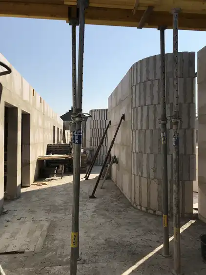 Baustelle, Gang mit Betonmauern und Stützen