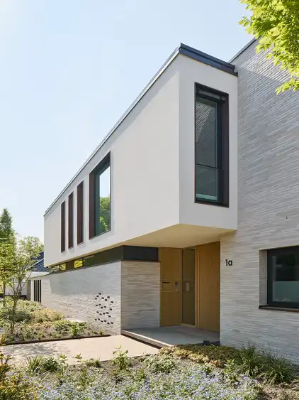 Eingang mit Holzverkleidung