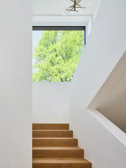 helles Holztreppenhaus mit Fenster