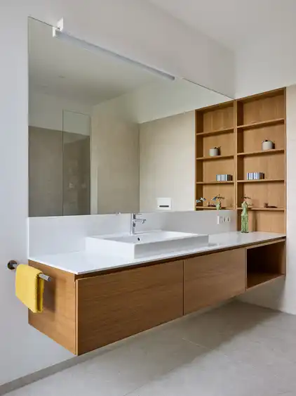 Waschbecken schwebend links mit Spiegel