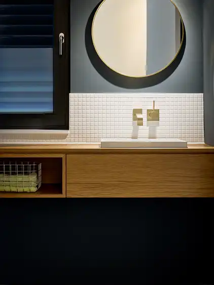 Waschbecken schwebend mit dunklen Wänden und Spiegel