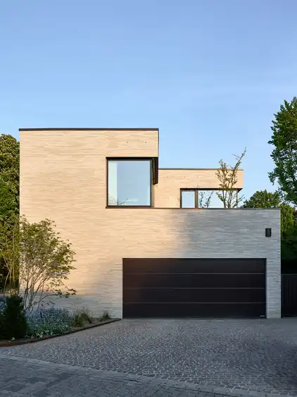 Ansicht Garage mit Auffahrt