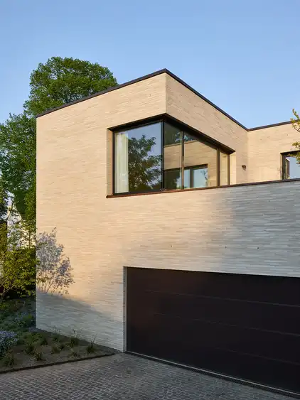 Ansicht Garage und Balkon von unten