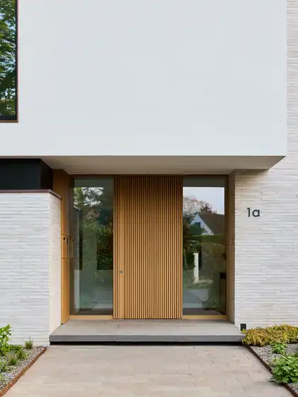 Eingang mit Holzfassade