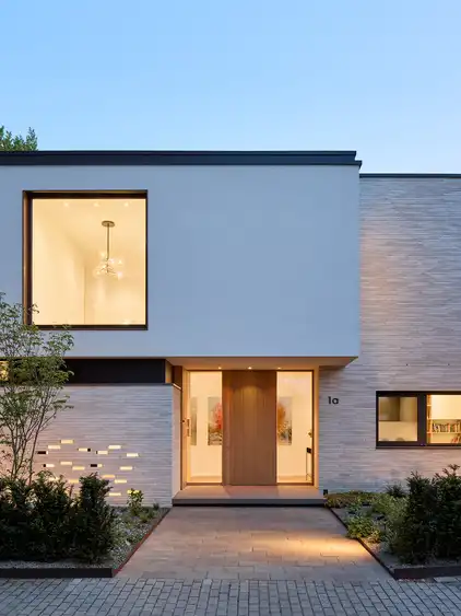 Ansicht Eingang am Abend