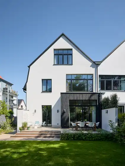 Ansicht Rückseite des Hauses mit Garten