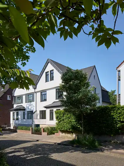 Ein Haus mit Bäumen davor