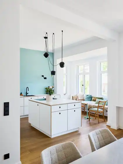 Große Küche mit Kochfeld in der Mitte des Raumes