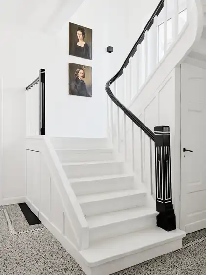 Ein Treppenaufgang mit einer weißen Treppe