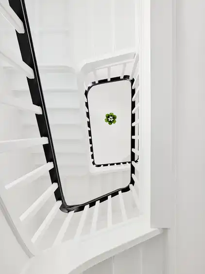 Blick von unten nach oben in einem Treppenhaus