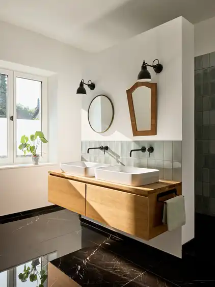 Badezimmer mit zwei Waschbecken