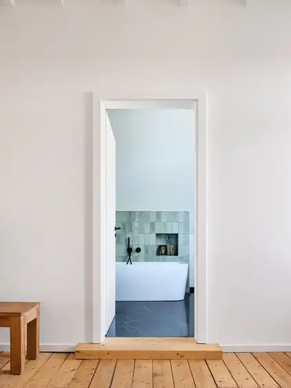 Blick in ein Bad mit Badewanne