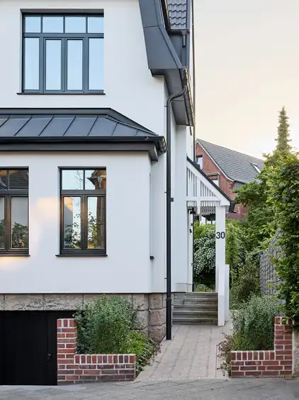 Aussenansicht eines Hauses mit Eingangsbereich