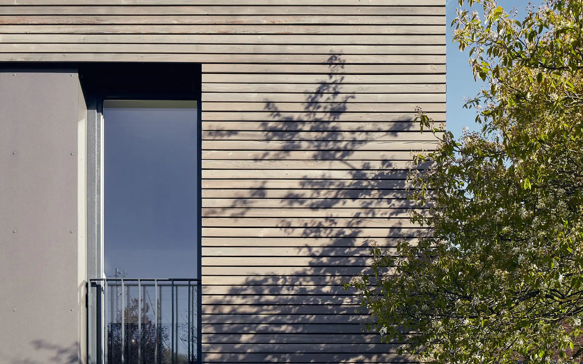 Holzfassade mit kleinem Fenster