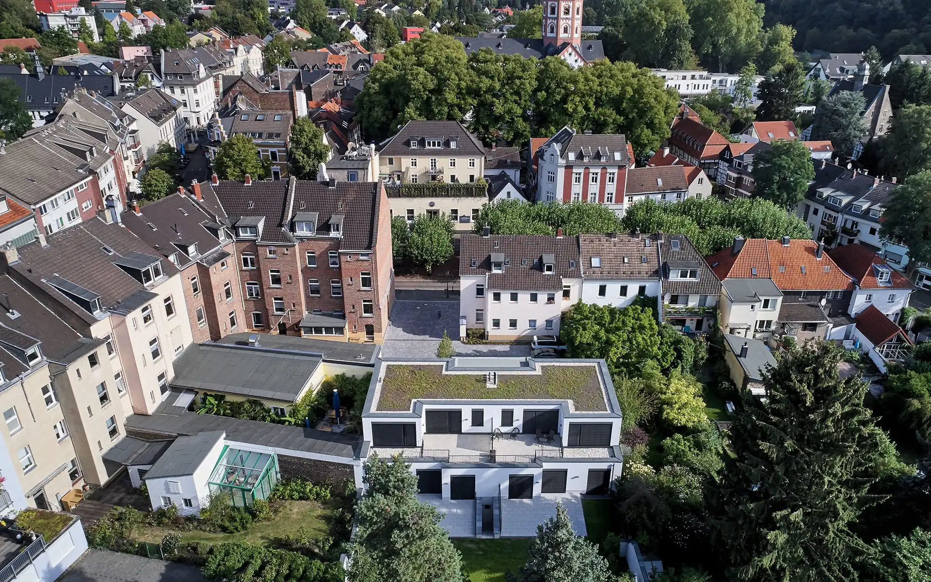 Vogelperspektive auf die Dachbegrünung und Balkon