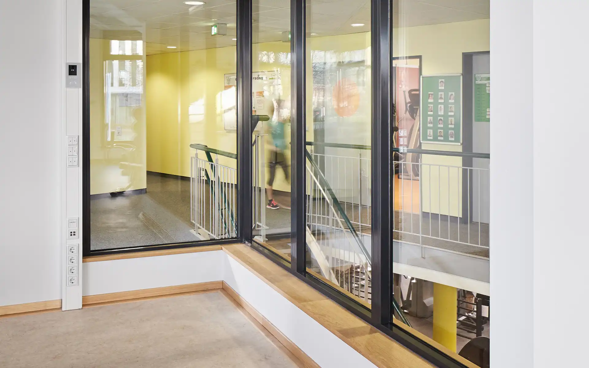 innen Fensterfront mit Blick auf den Flur mit Treppe