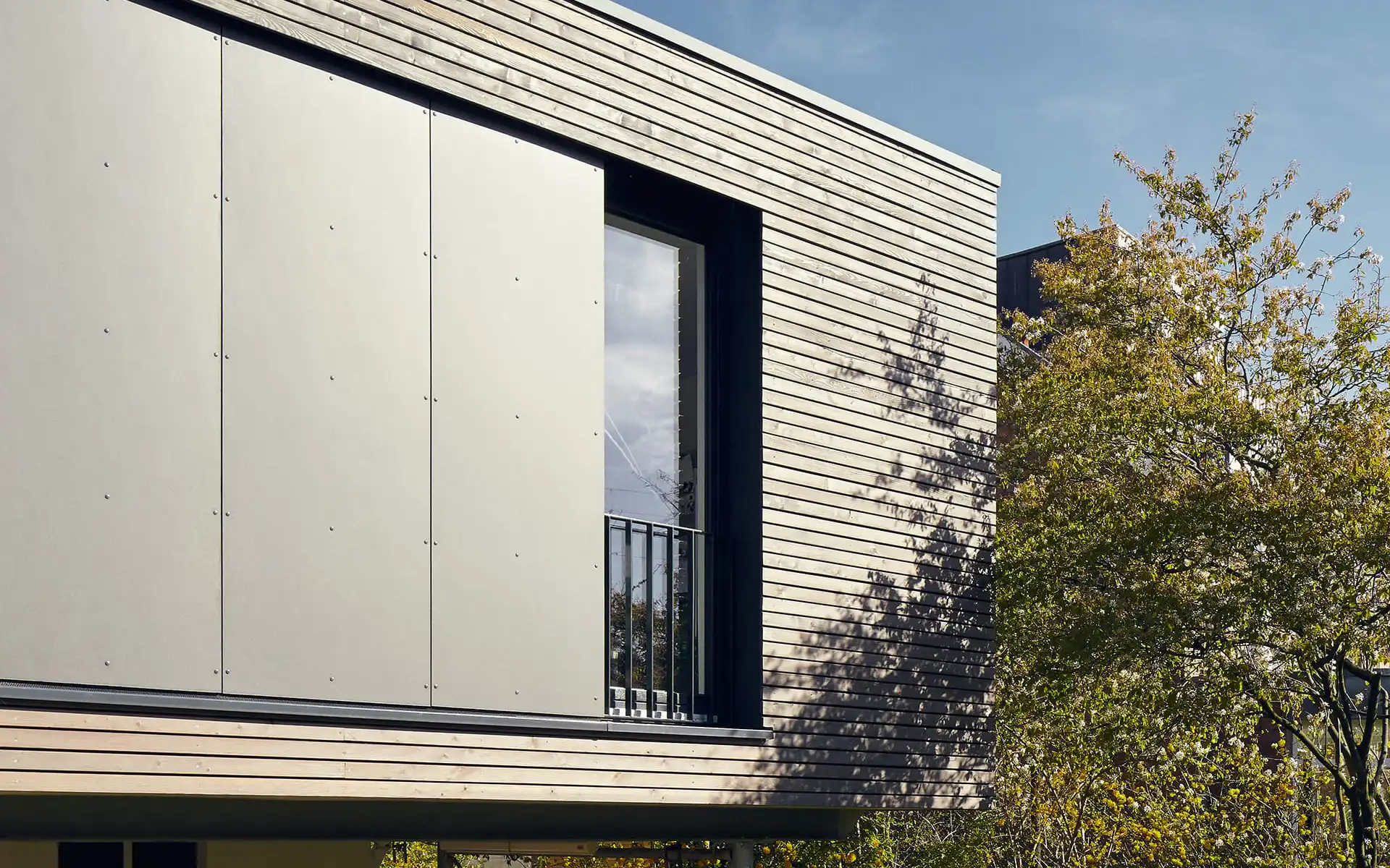 seitlicher Blick auf Holzfassade mit kleinem Fenster