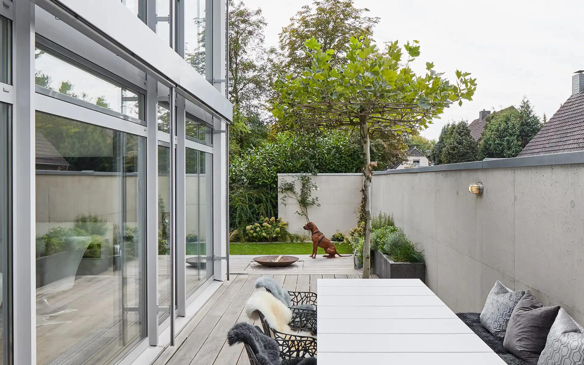 Terrasse vor der zweistöckigen Fensterfront