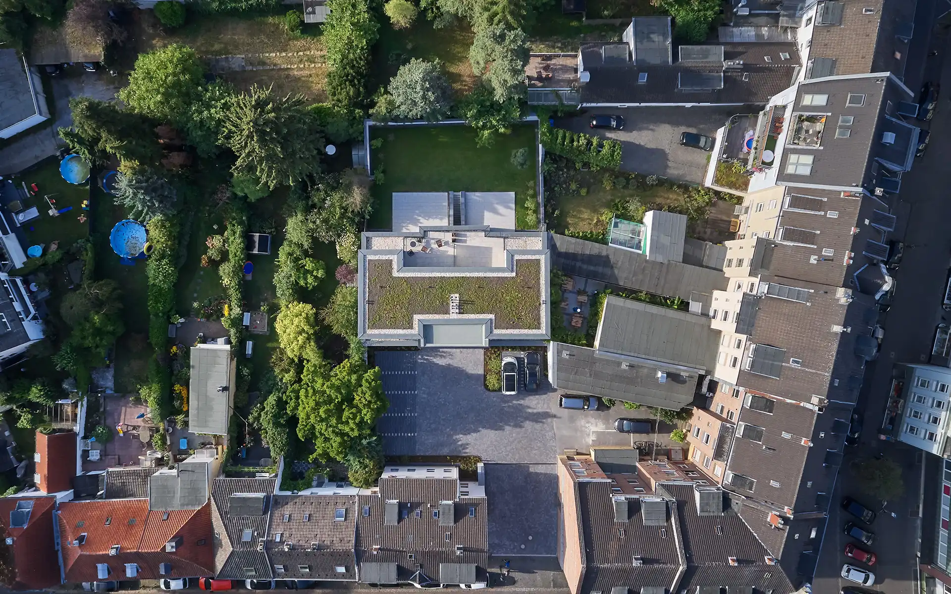 Vogelperspektive: Blick auf gesamten Wohnblock