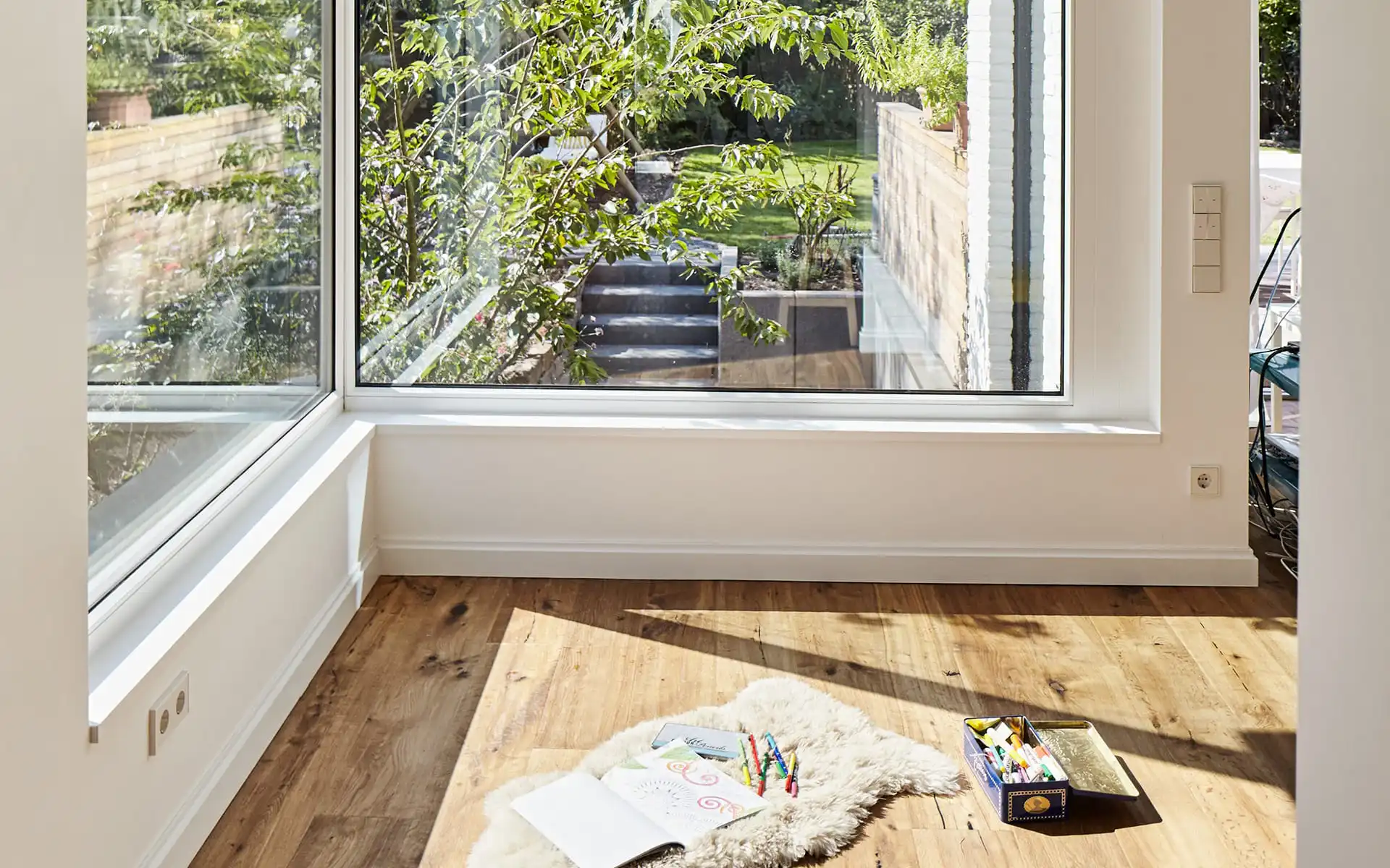 über Eck Fenster mit Blick auf den Garten