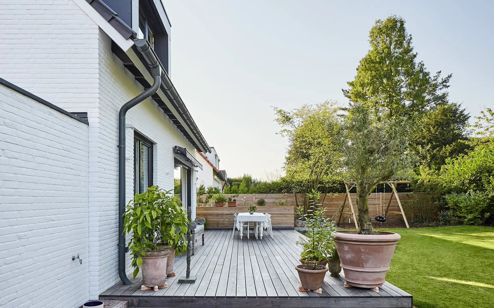 Seitlicher Blick auf Terrasse und Garten