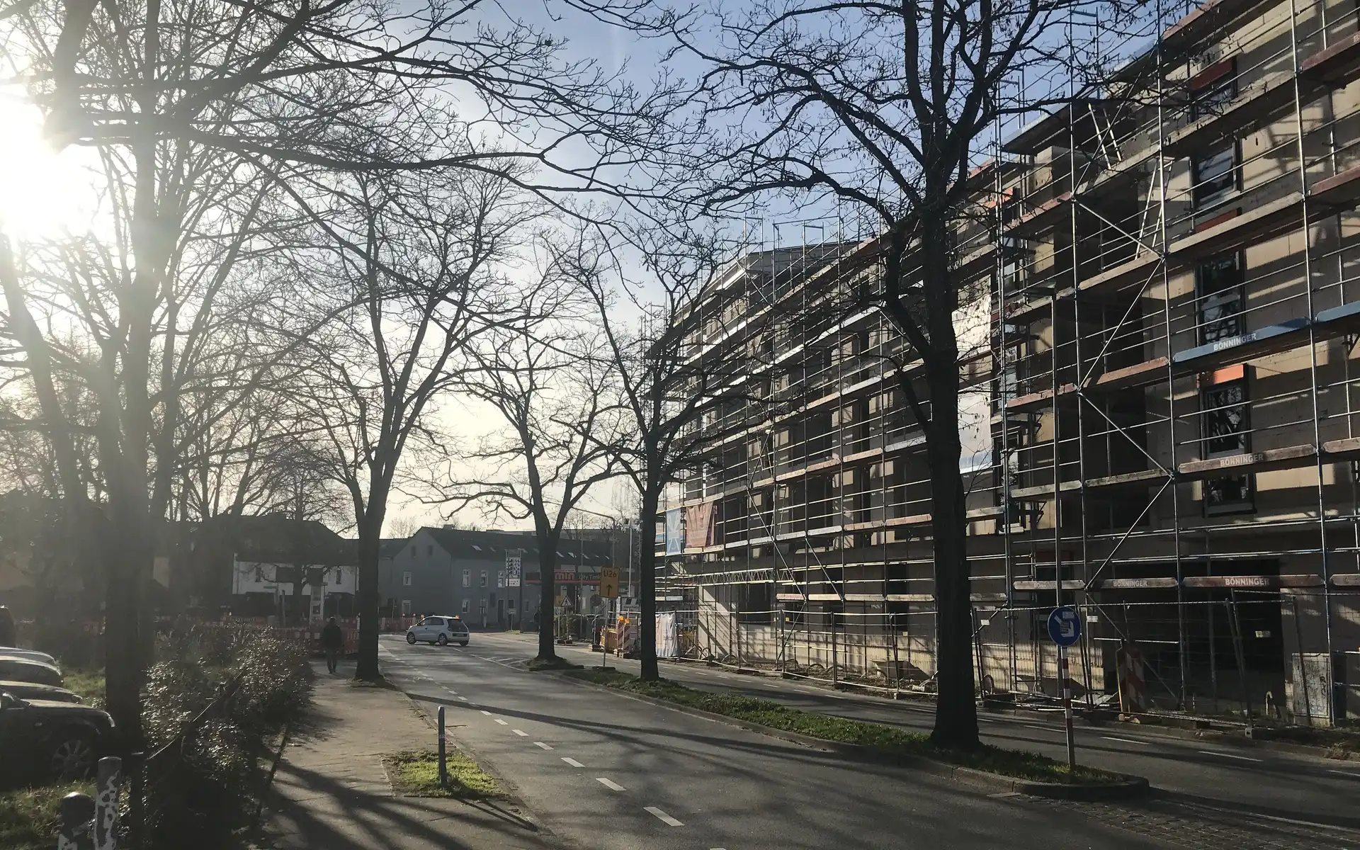 Mehrfamilienhaus im Rohbau mit Gerüst