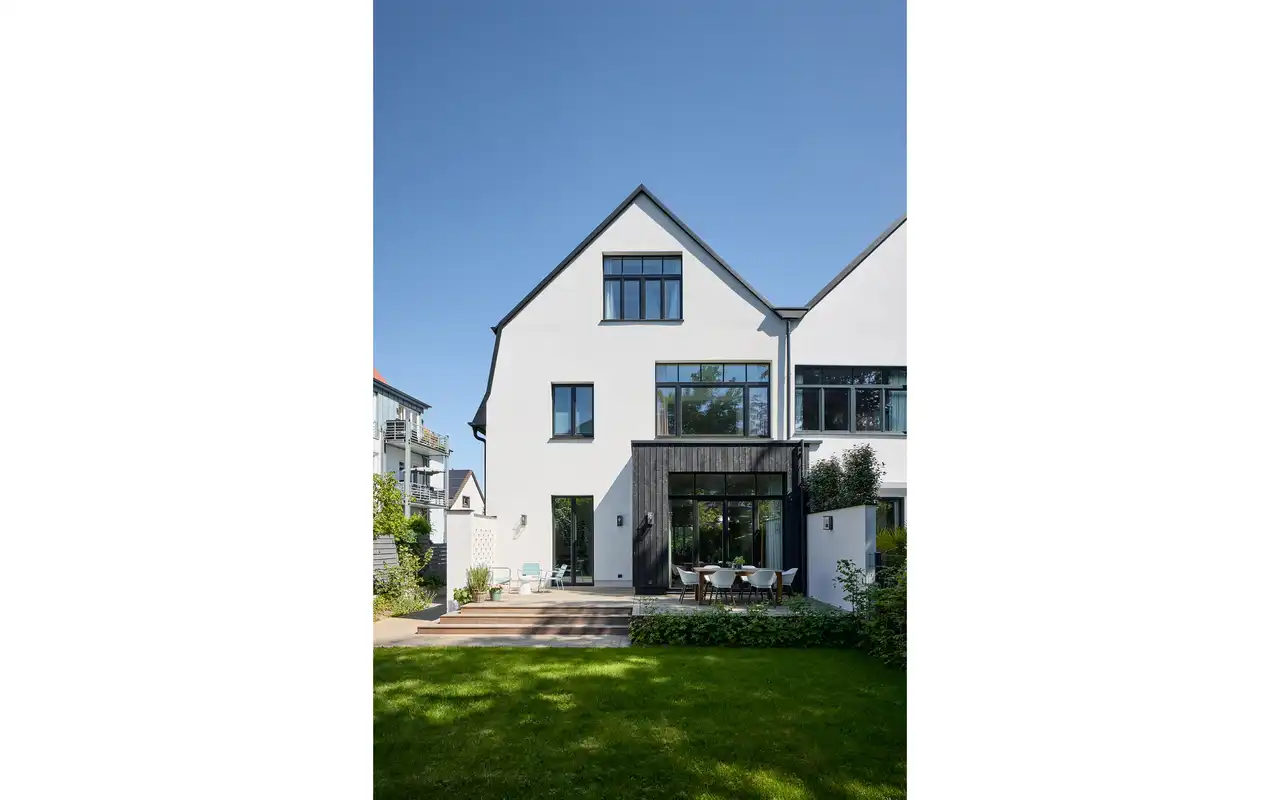 Ansicht Rückseite des Hauses mit Garten
