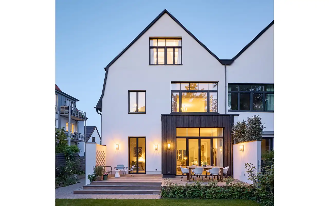 Ansicht Rückseite des Hauses mit Terrasse bei Dämmerung