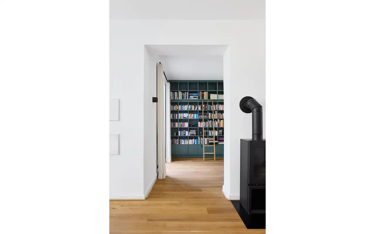 Blick in einen Raum mit einem hohen Bücherregal